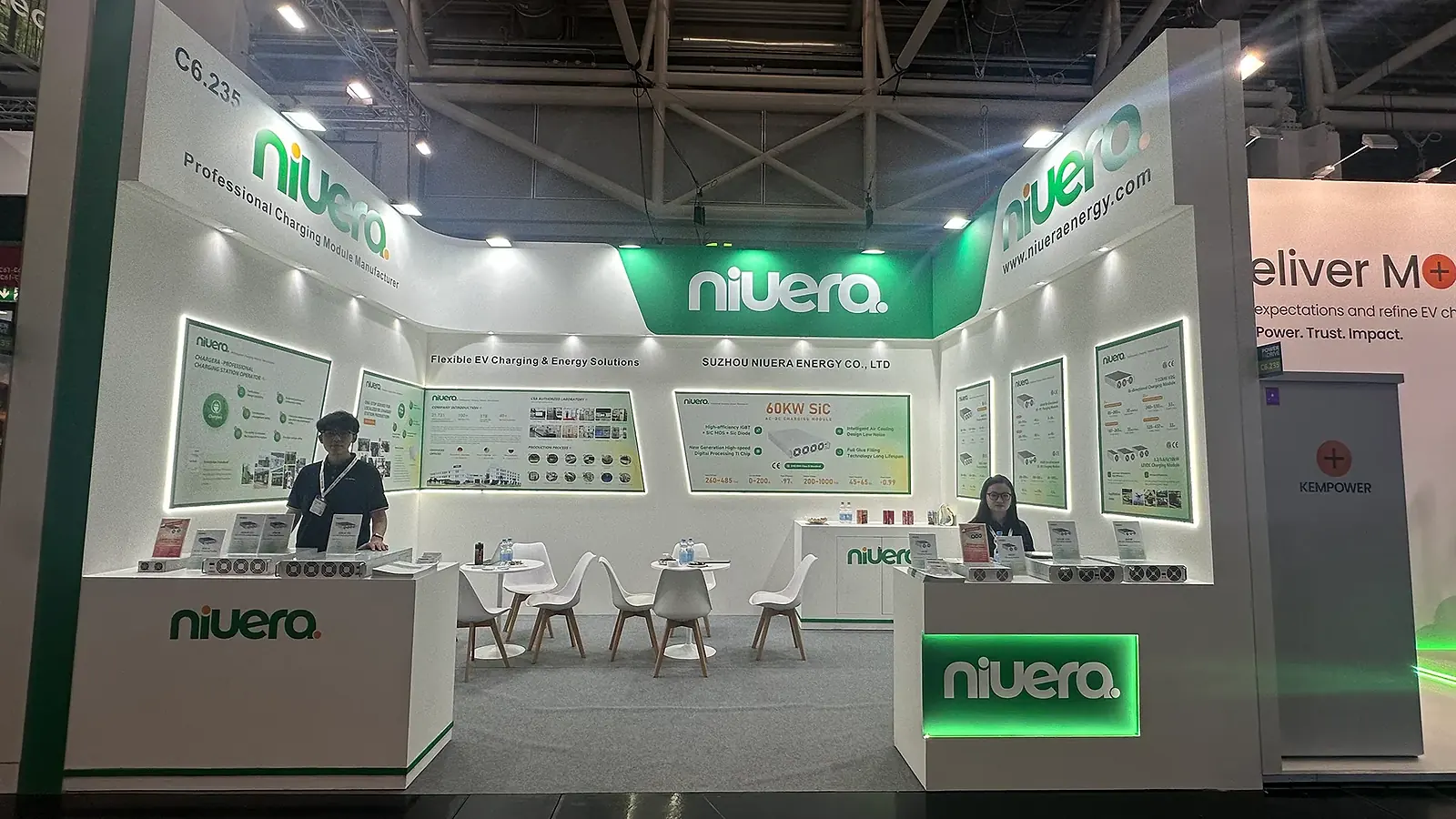 Estande branco e verde da NIUERA em um pavilhão de feira