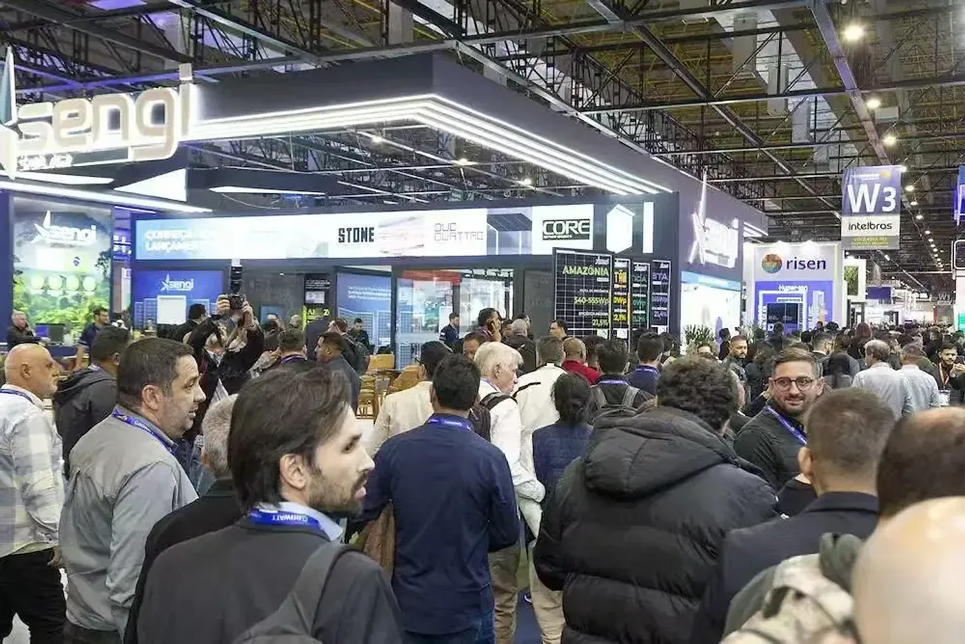 Corredor de feira com grande público