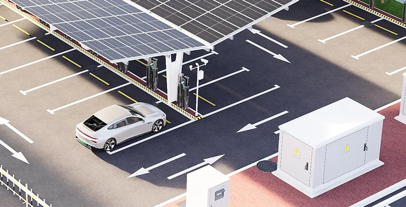 Estacionamento com cobertura solar, armazenamento de energia e veículo elétrico recarregando