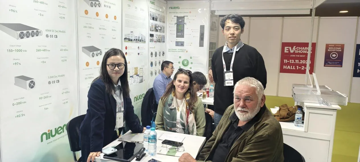 Reunião à mesa no estande durante a EVChargeShow