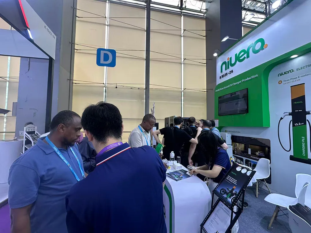 Visitantes conversando com a equipe e conhecendo os produtos no estande