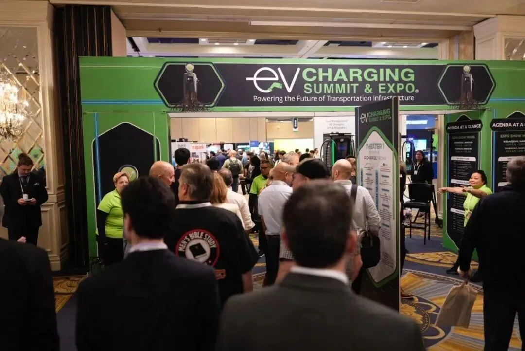 Entrada da EV Charging Summit & Expo, em Las Vegas, com grande fluxo de visitantes