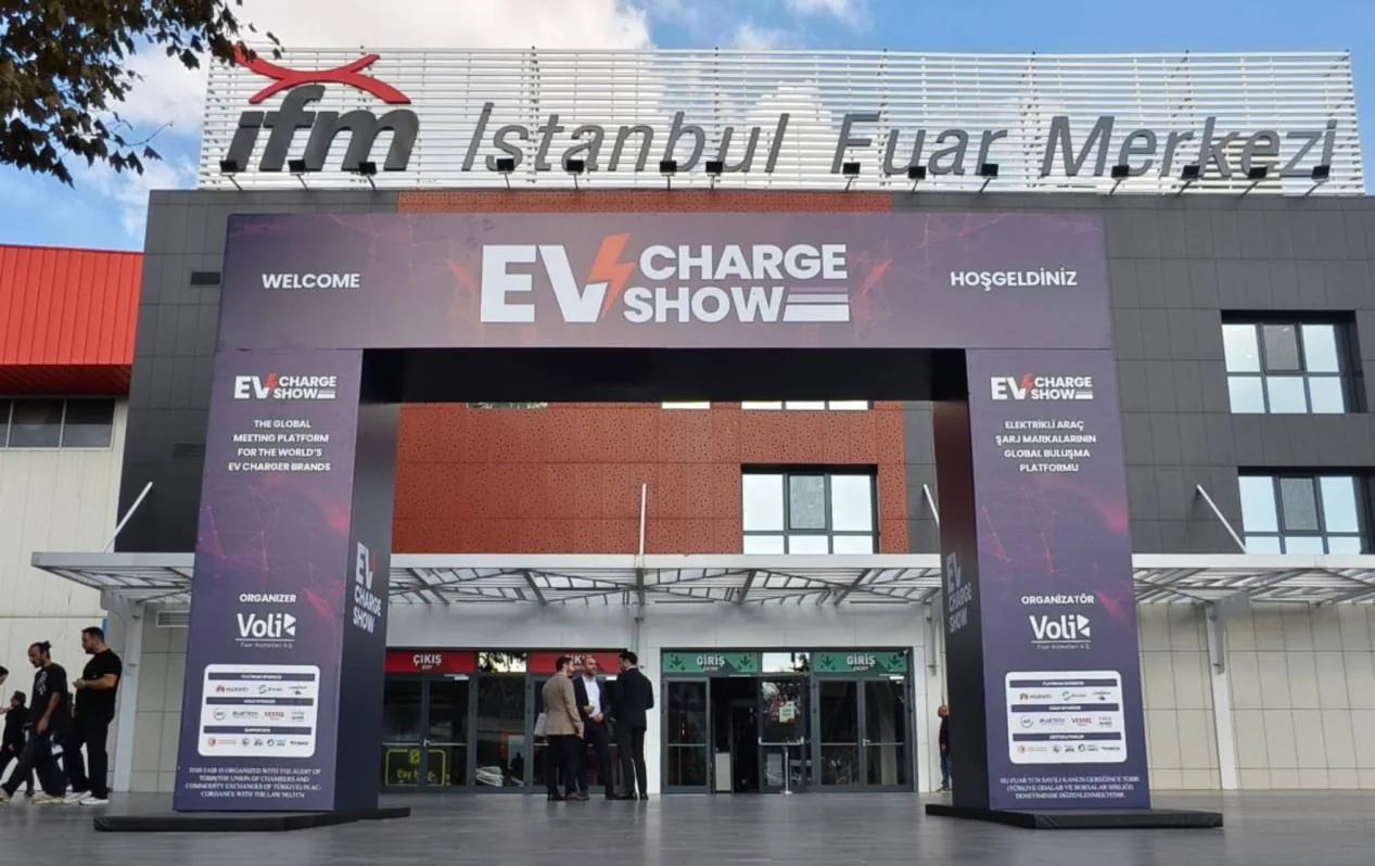 Entrada da EVChargeShow 2025, no Istanbul Fuar Merkezi