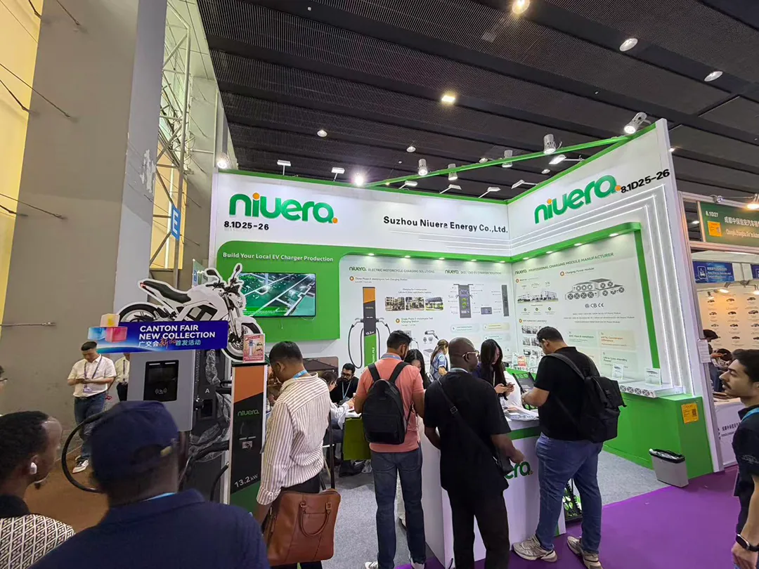 Estande 8.1D25-26 na 139ª Feira de Cantão, com visitantes