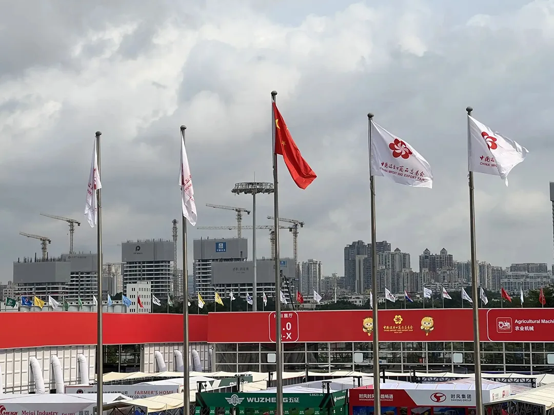 Bandeiras da Feira de Cantão e horizonte de Guangzhou