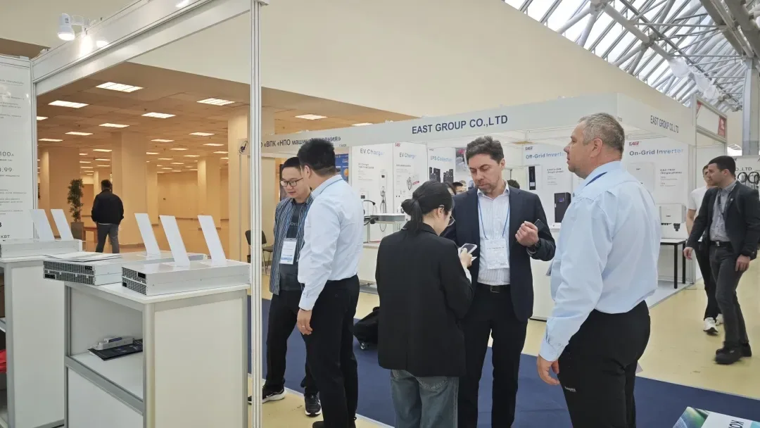 Visitantes conversando com a equipe e conhecendo os módulos expostos