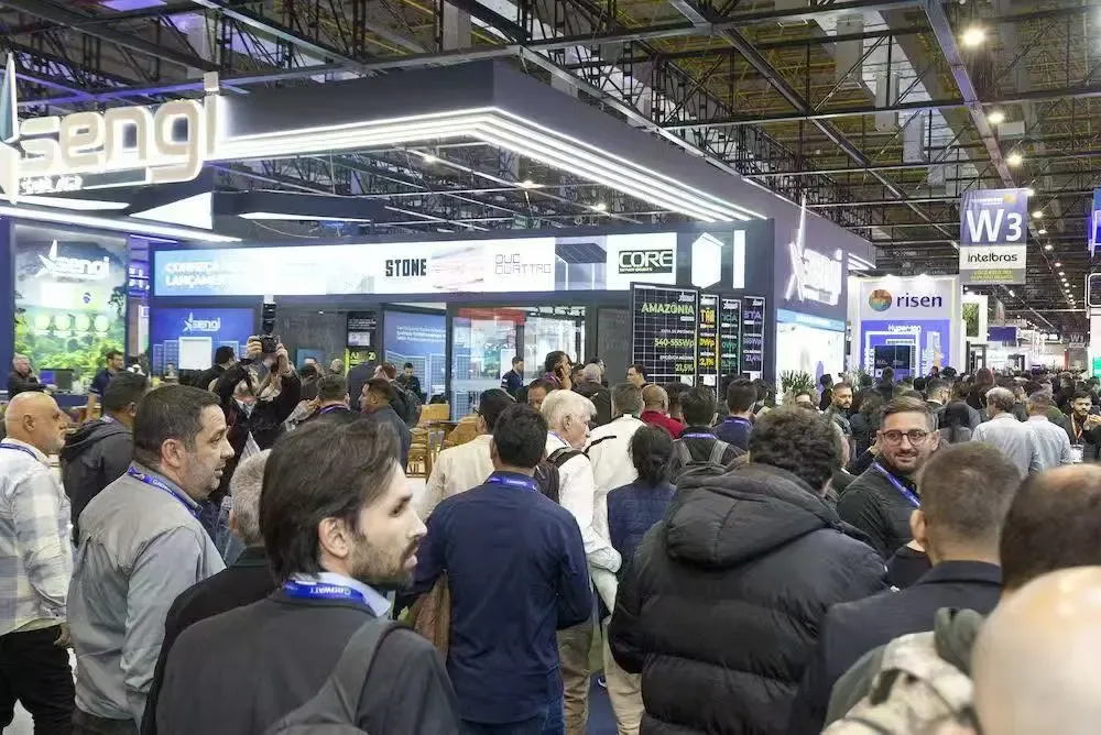 Corredor da feira com grande público, em São Paulo