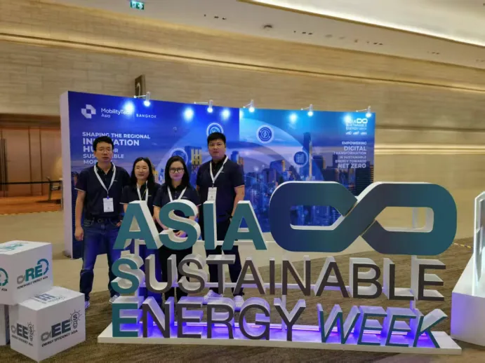 Equipe diante da escultura da Asia Sustainable Energy Week