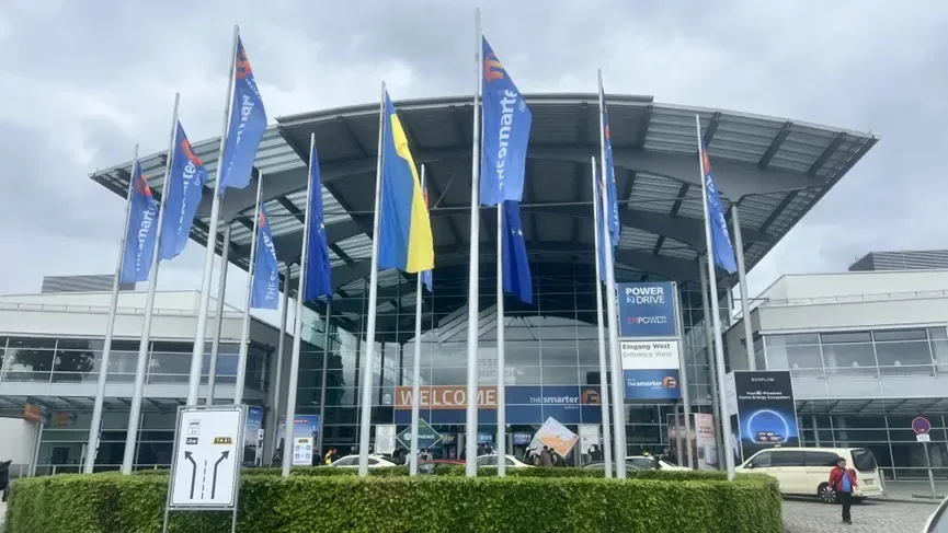 Entrada oeste da Messe München, com bandeiras da The smarter E Europe e da Power2Drive Europe