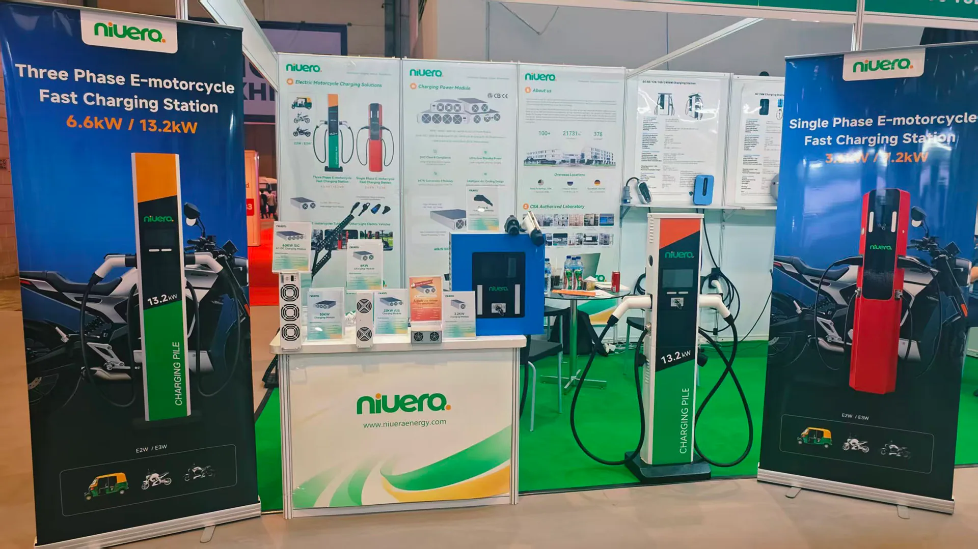Estande na EV Indonesia 2026, com banners de carregadores de moto elétrica e módulos de recarga expostos