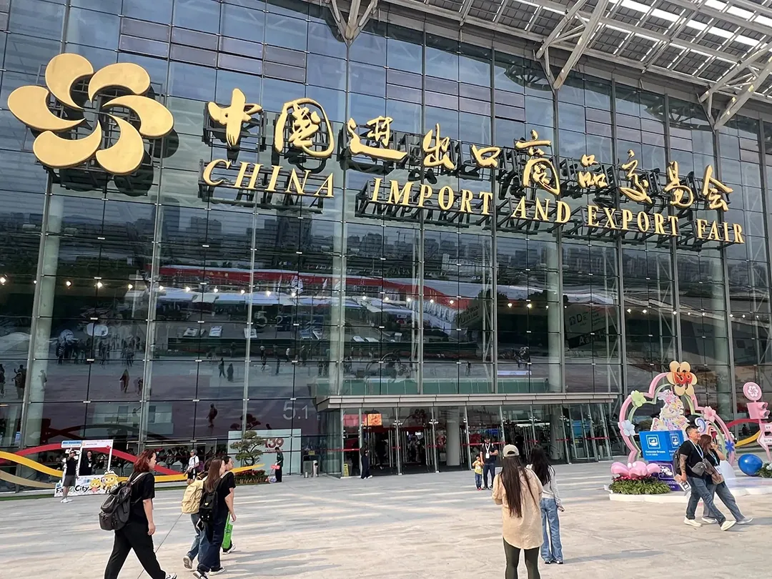 Fachada do pavilhão da Feira de Importação e Exportação da China, em Guangzhou