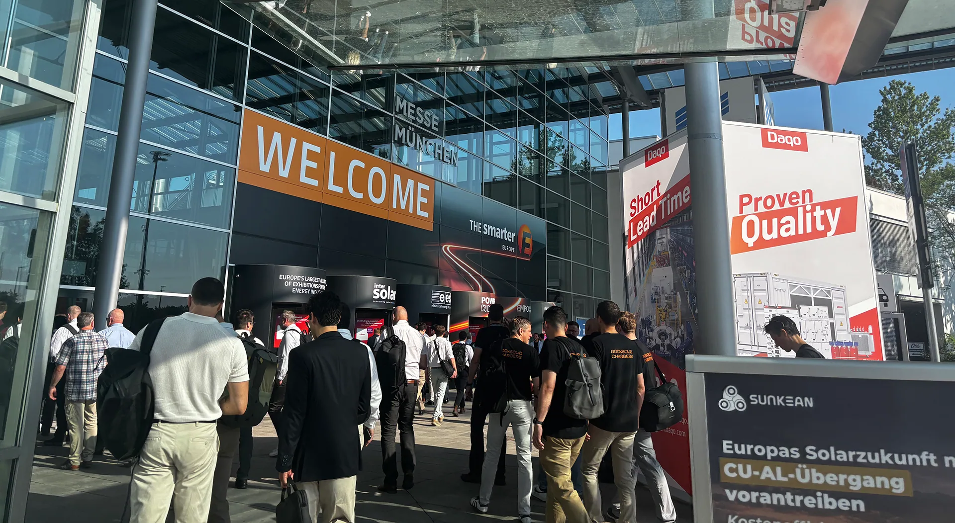 Visitantes entrando na The smarter E Europe, na Messe München