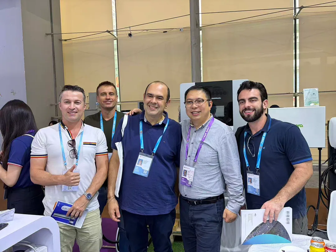 Equipe e parceiros reunidos no estande