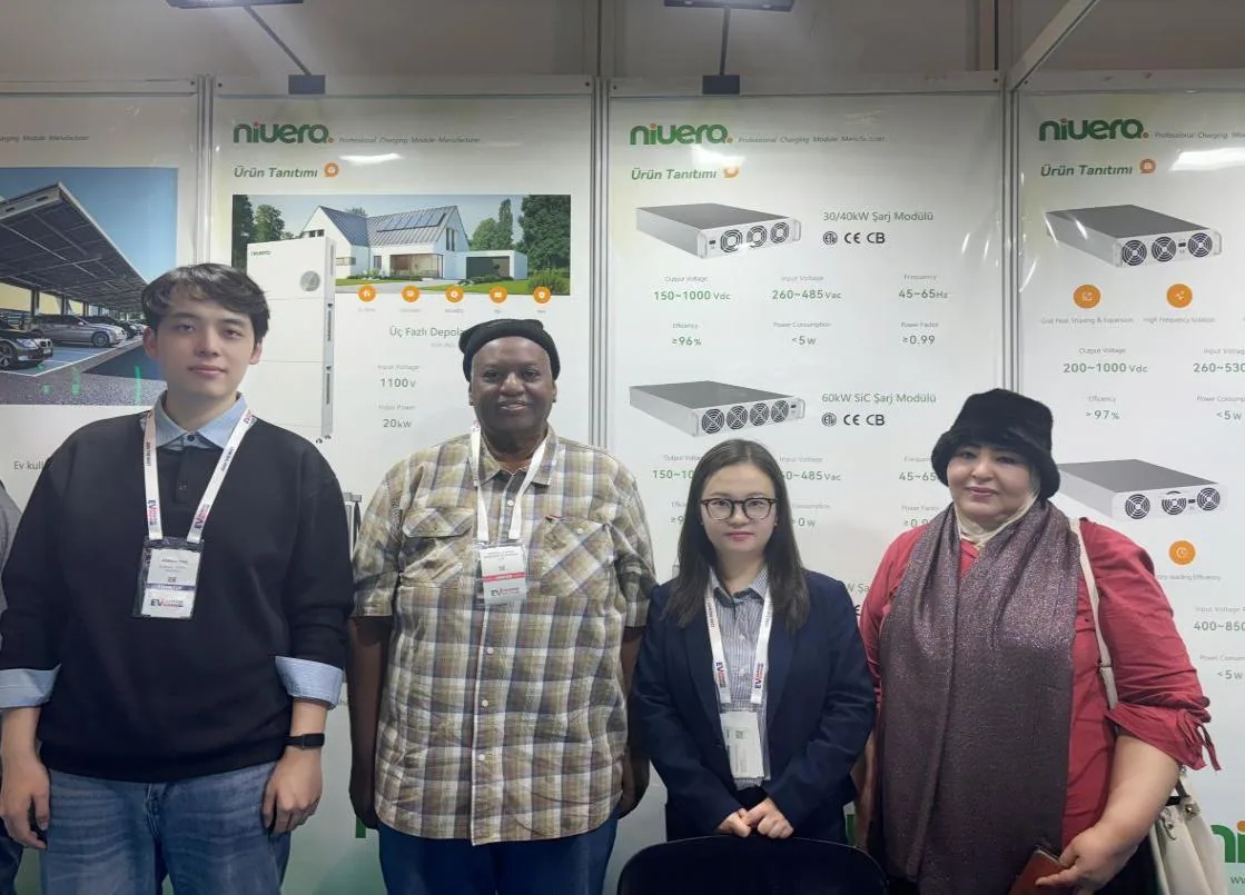 Equipe e visitantes posando diante dos painéis de produtos