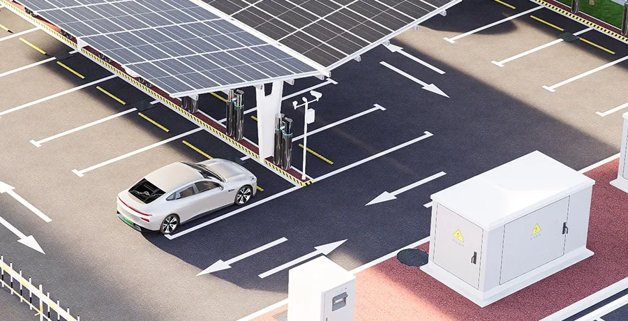Estacionamento com cobertura solar, armazenamento de energia e veículo elétrico recarregando