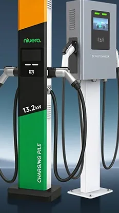 Estação de recarga rápida trifásica de 13,2 kW, à esquerda, e estação monofásica, à direita, para motos elétricas