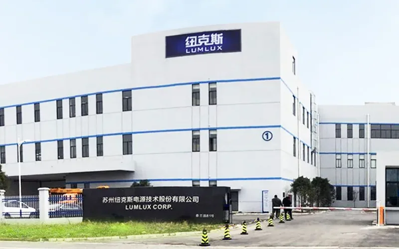 Fachada da sede e fábrica da empresa, com o letreiro Lumlux Corp.