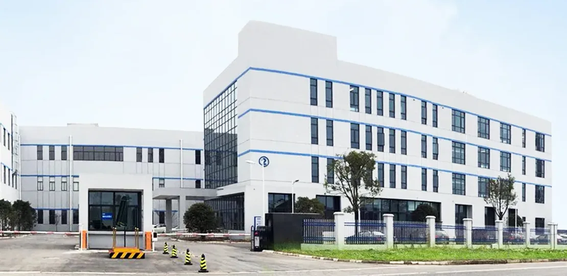 Fachada das instalações industriais da fabricante: blocos de escritórios e fábrica, portaria e área ajardinada