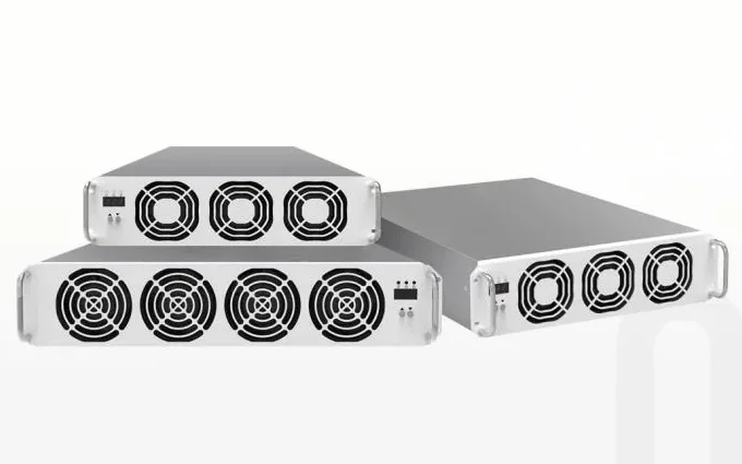 Três módulos de recarga de potência de tamanhos diferentes, com ventiladores na parte frontal