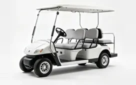 Carrinho de golfe elétrico branco, de quatro lugares