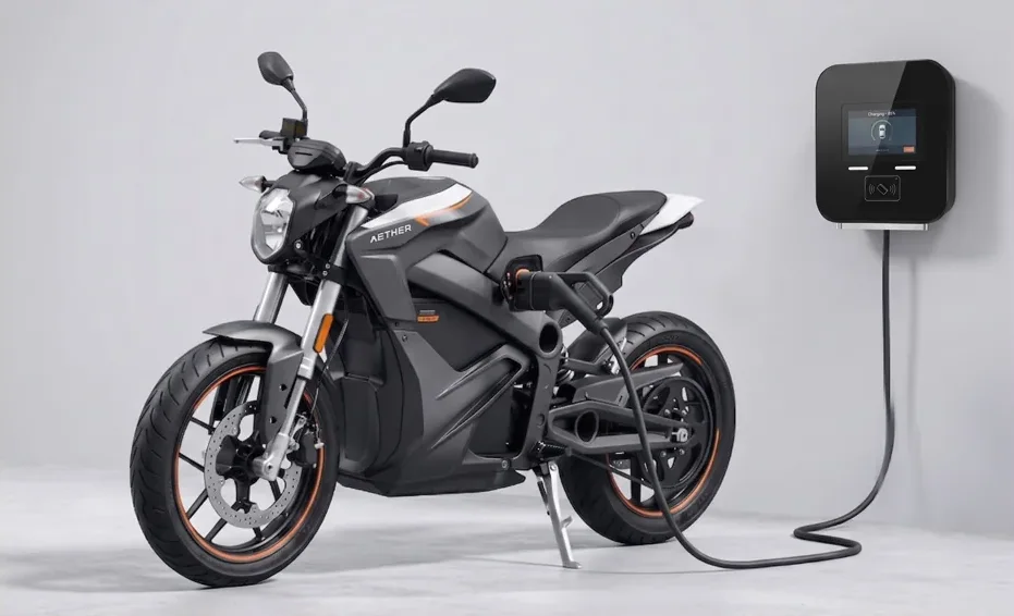 Moto elétrica conectada a um carregador de parede, em um ambiente de estúdio