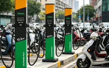 Estações de recarga de 13,2 kW junto a vagas de motos e scooters, em um espaço público