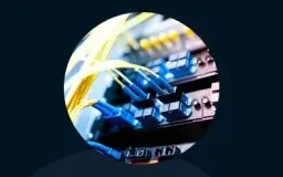 Terminais de conexão de um equipamento eletrônico, com cabos azuis e amarelos