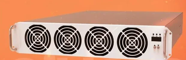 Módulo de recarga SiC de 60 kW, com quatro ventiladores no painel frontal, sobre fundo laranja
