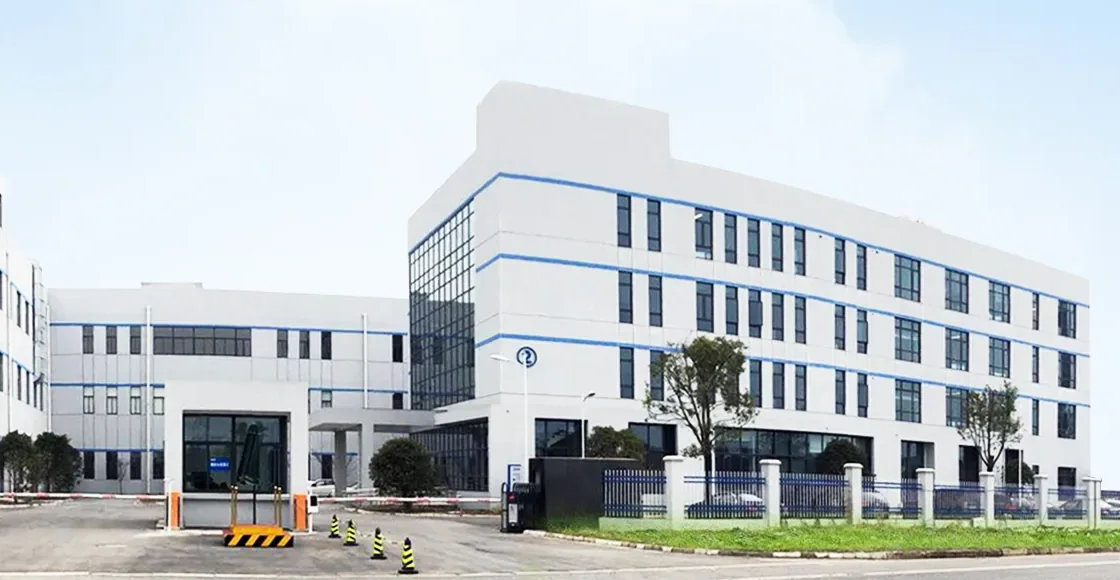 Fachada das instalações industriais da fabricante: blocos de escritórios e fábrica, portaria e área ajardinada