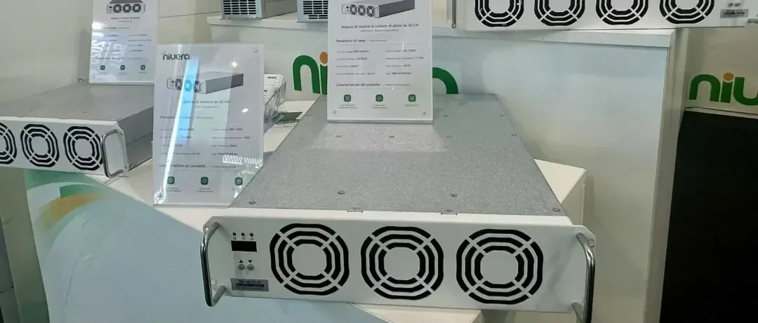 Módulos de recarga expostos na bancada do estande, com fichas técnicas dos produtos em suportes transparentes