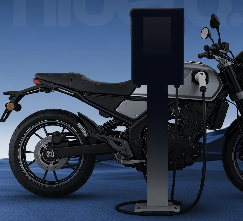 Moto estacionada ao lado de um ponto de recarga compacto fixado em coluna