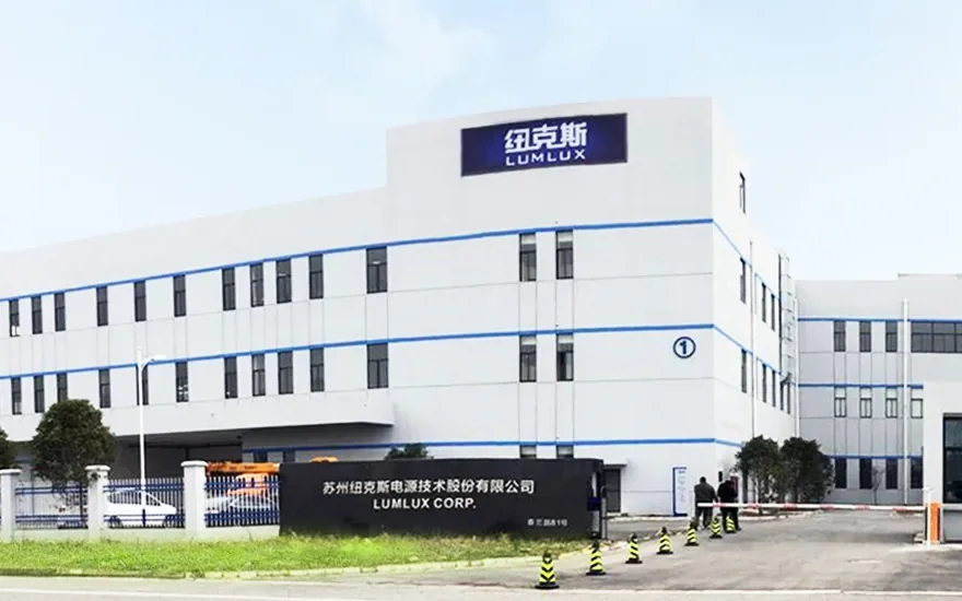 Fachada da sede e fábrica da empresa, com o letreiro Lumlux Corp.