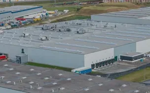 Vista aérea de um grande parque logístico com galpões
