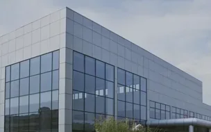 Edifício corporativo com fachada de vidro