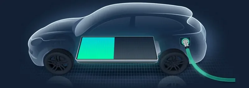 Ilustração de um carro elétrico com a bateria em carga, ligado a um cabo de recarga verde