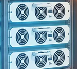 Módulos de potência instalados em um rack, com brilho azul de refrigeração