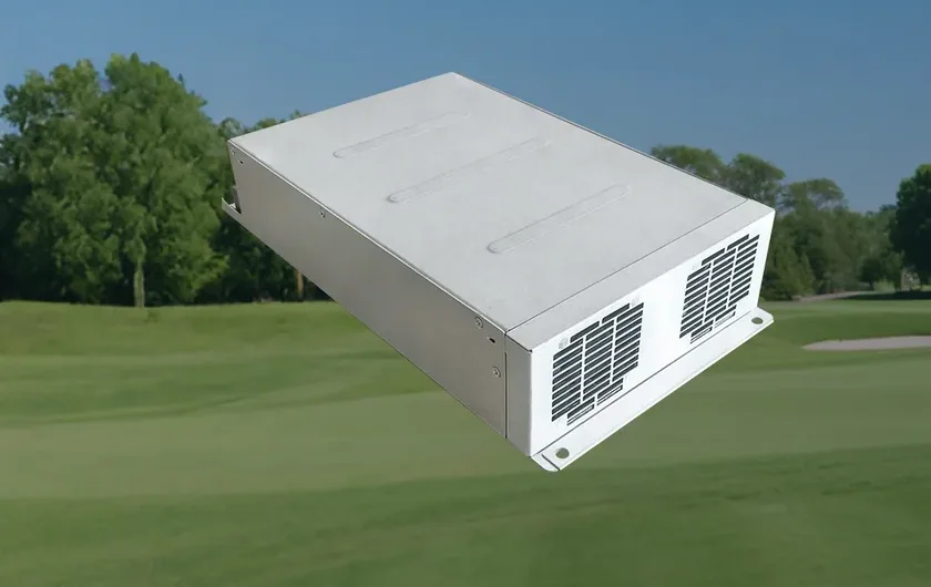 Módulo de recarga de 6 kW sobre um fundo de campo de golfe