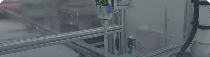 Equipamento automatizado aplicando resina na placa