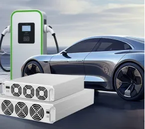 Módulos de recarga SiC de 40/60 kW diante de um carregador e de um carro elétrico
